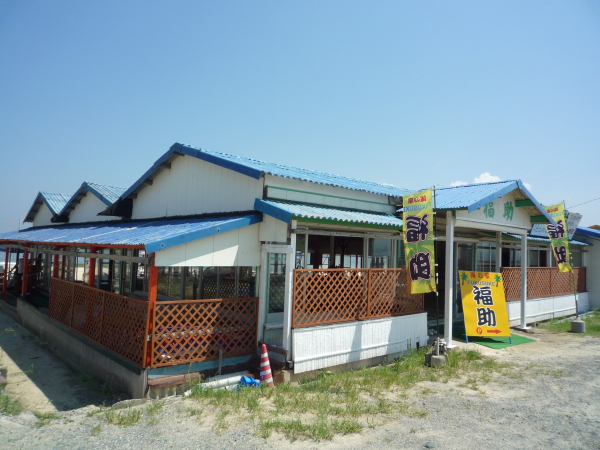 志賀島海水浴場といえば海の家福助の正面